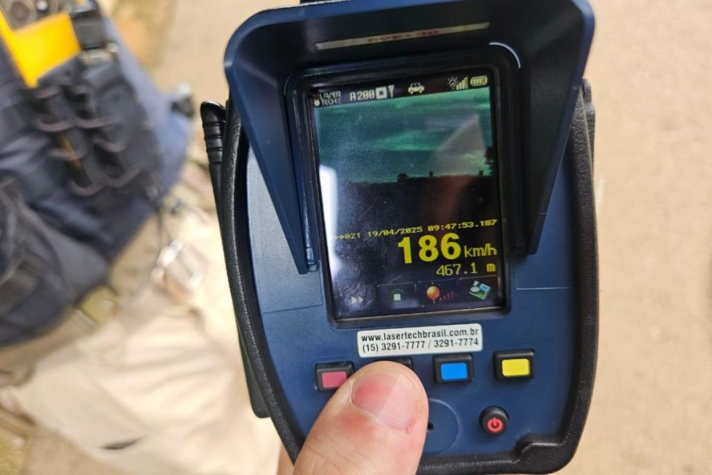 Motorista é flagrado em velocidade impressionante na BR-060