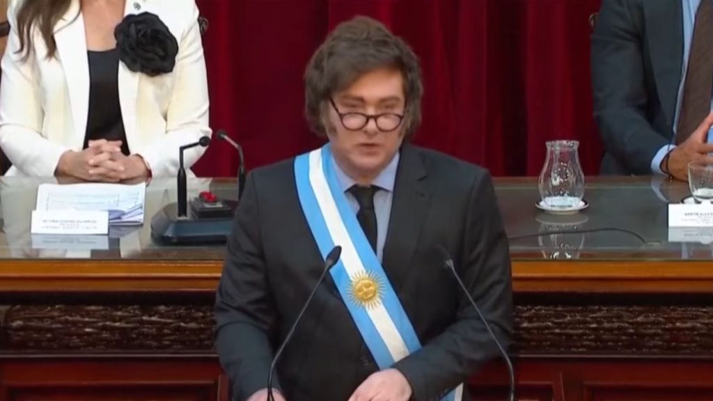 Javier Milei durante discurso. (Foto: Captura de Tela/Youtube/CNN Brasil)