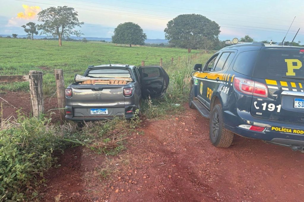 Motorista foge de abordagem da PRF, perde direção e bate veículo na BR-153