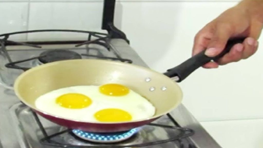 Não é o óleo, nem a manteiga: veja segredo para o ovo não grudar na frigideira