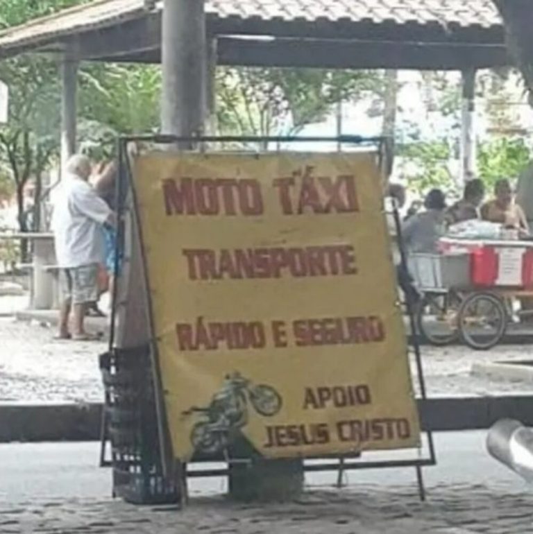 Placa de moto táxi chama atenção dos passageiros: “apoio Jesus Cristo”