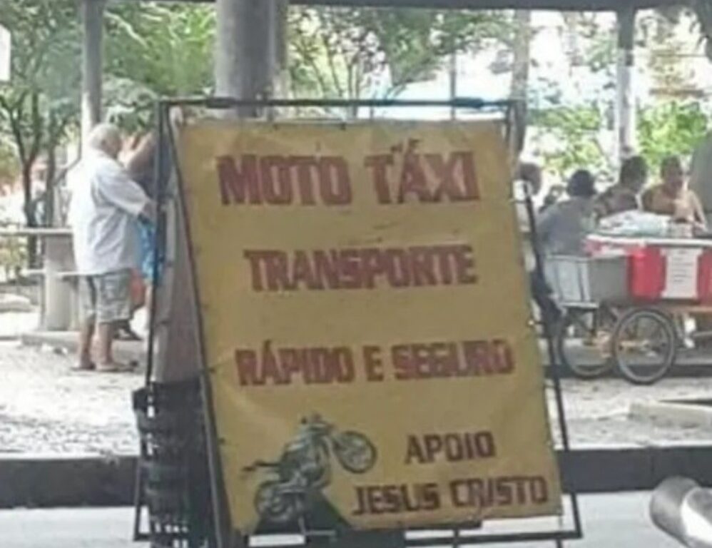 Placa de moto táxi chama atenção dos passageiros: “apoio Jesus Cristo”