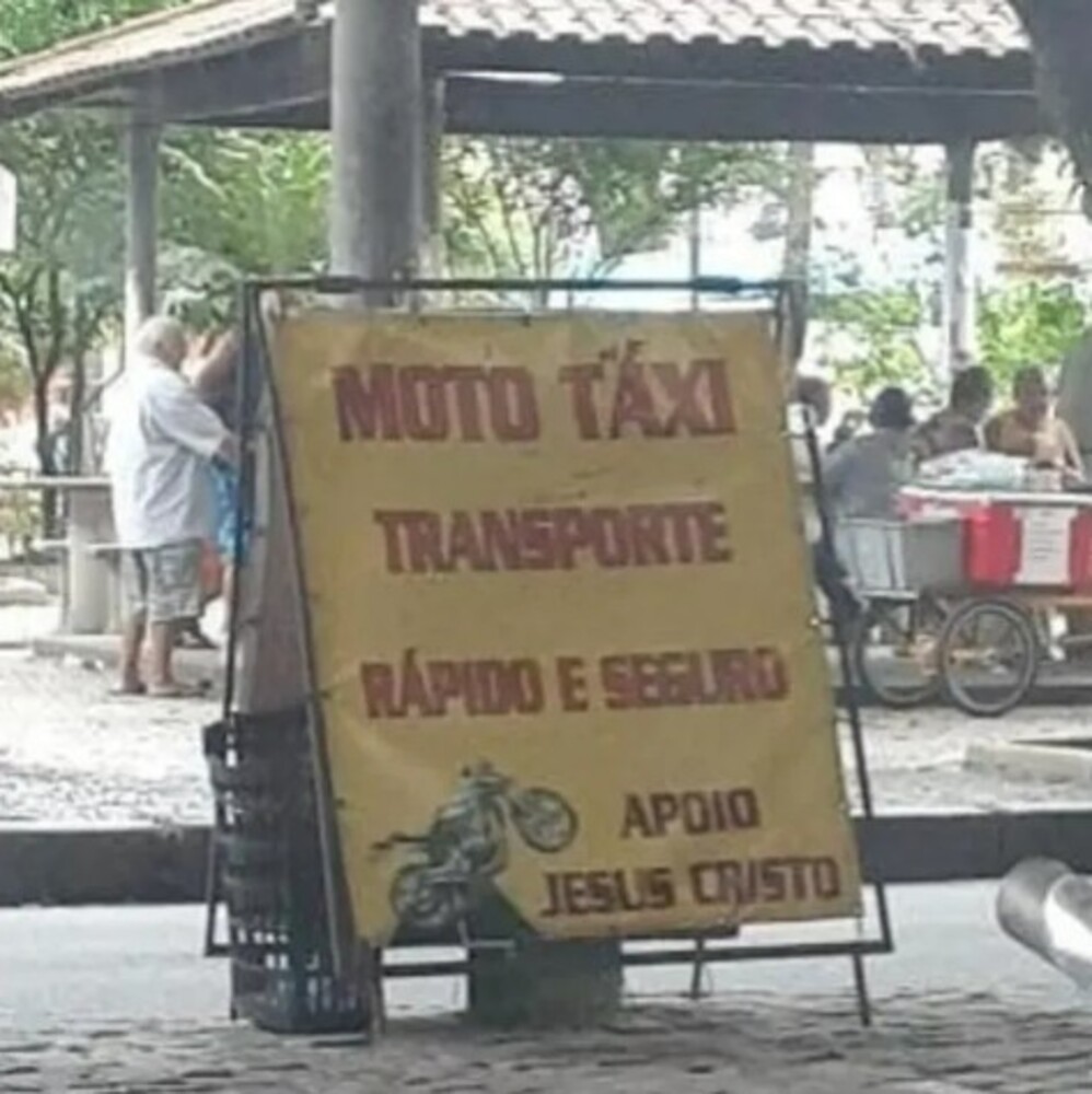 Placa de moto táxi chama atenção dos passageiros: “apoio Jesus Cristo”