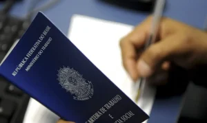 Trabalhador é demitido por justa causa após empresa descobrir o que ele fez durante a licença médica