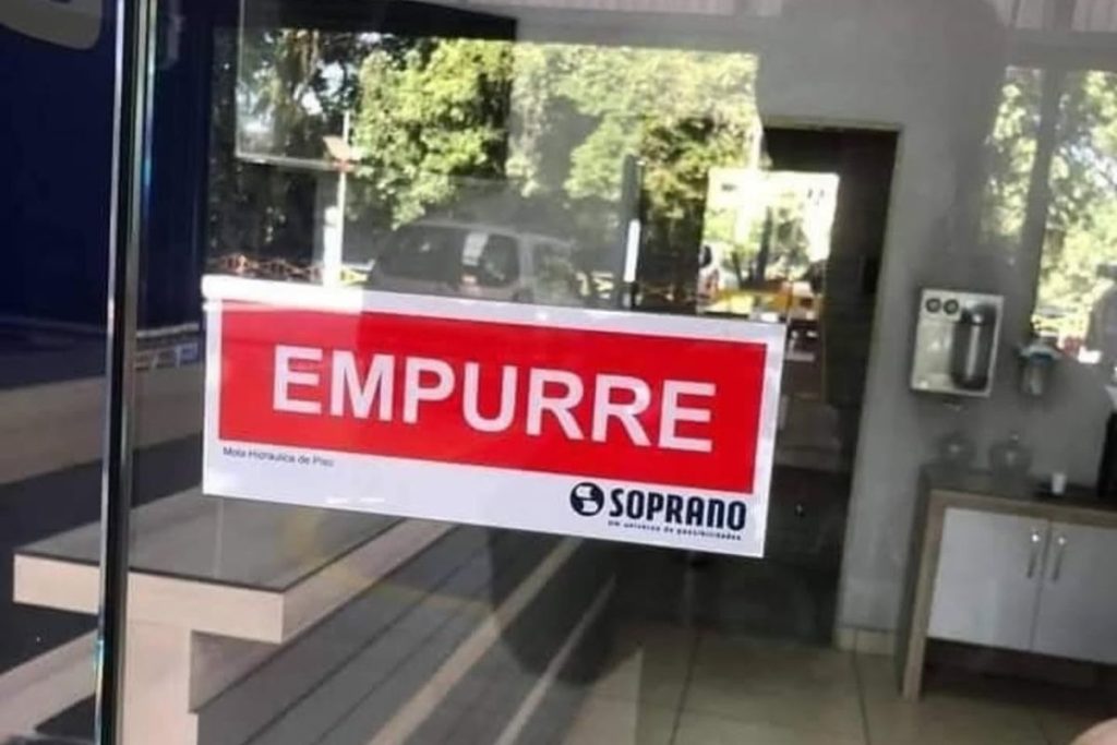 Placa chama atenção com trocadilho inesperado