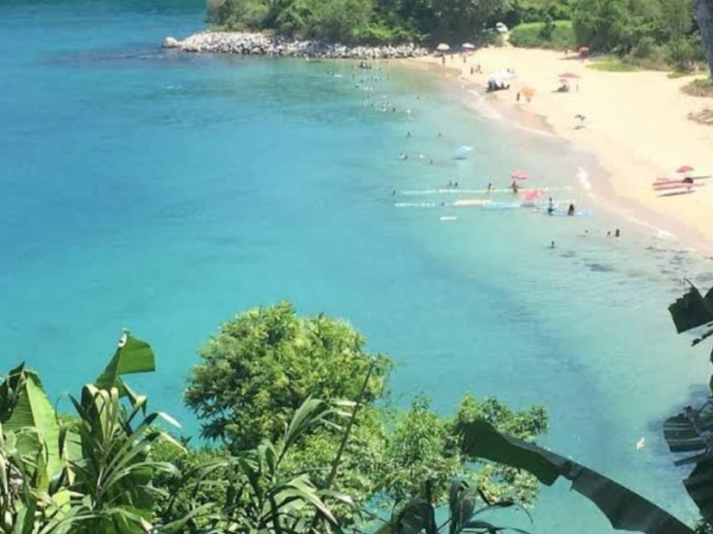 Conheça a cidade brasileira que tem praia de água cristalina e quentinha nos 365 dias do ano