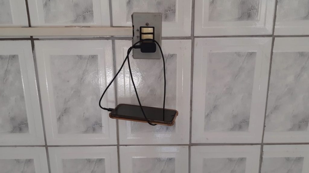 Truques práticos para carregar o celular quando não tiver energia em casa