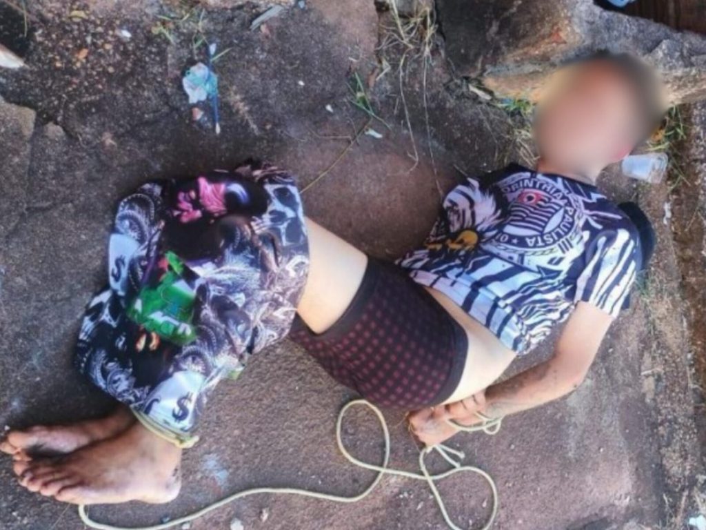 Suspeito foi contido até chegada das autoridades. (Foto: Reprodução)