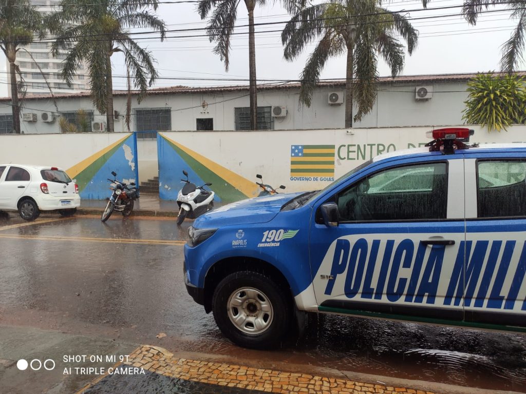 Polícia Militar esteve no local após receber as denúncias. (Foto: Davi Galvão)