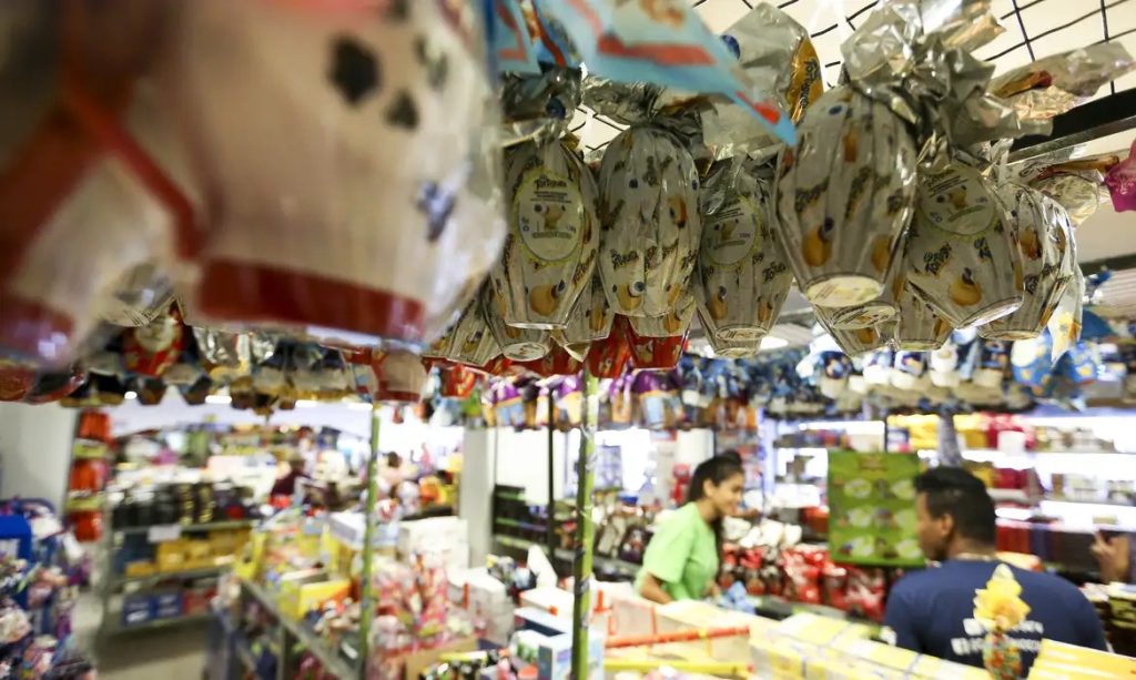 Placa com "promoção" de ovo de Páscoa chama atenção de clientes em supermercado