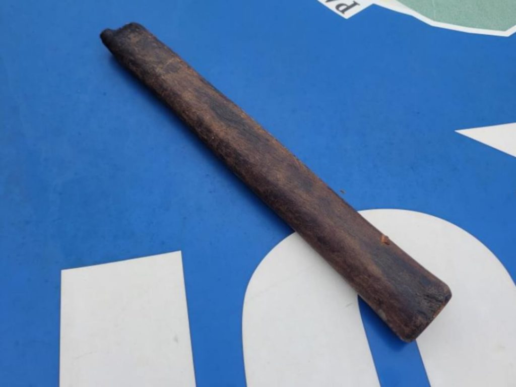 Cabo de madeira utilizado nos ataques. (Foto: Reprodução)