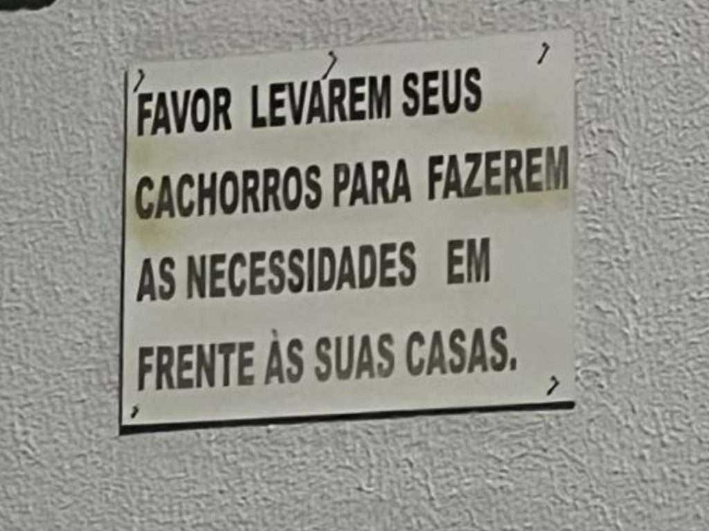 Placa foi fixada em frente ao imóvel. (Foto: Reprodução)