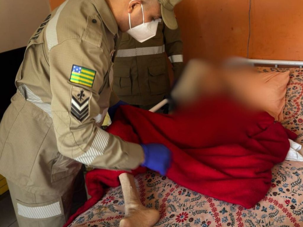 Vítima foi encontrada amarrada à cama, com fome e sede. (Foto: Divulgação/PC)