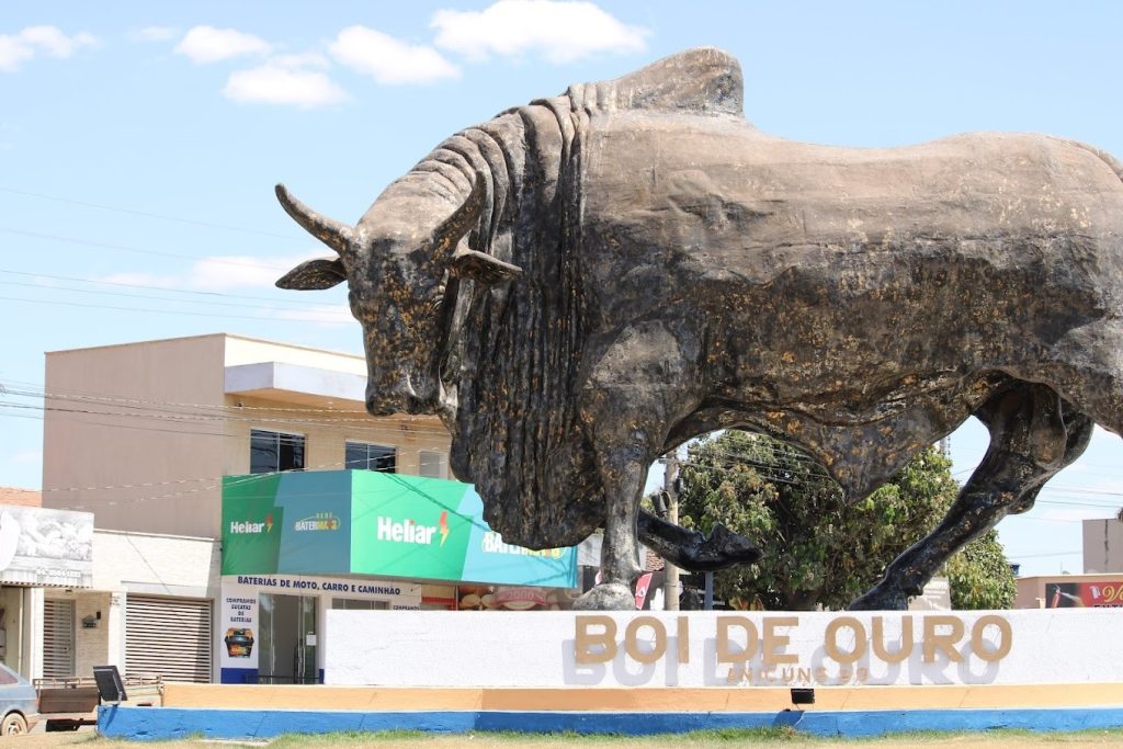 Boi de Ouro, monumento localizado na entrada de Anicuns (Foto: Google)