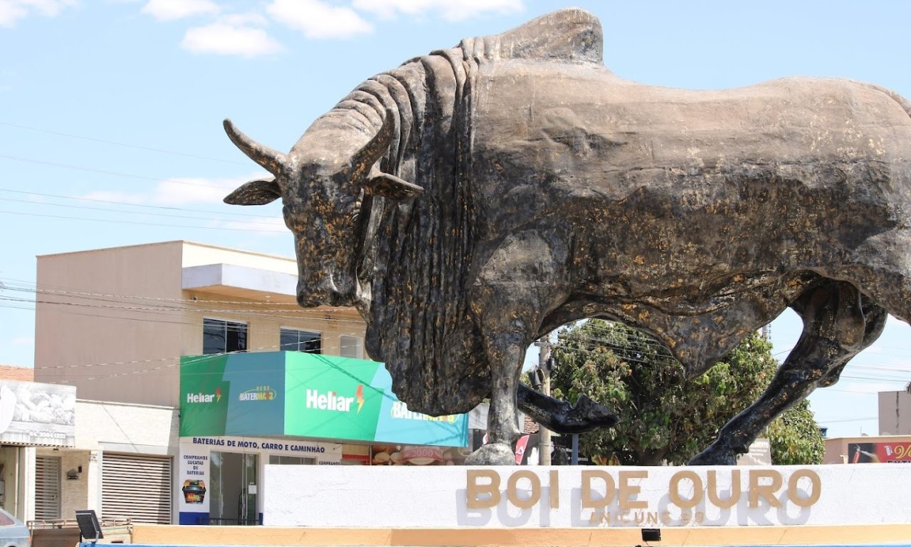 Boi de Ouro, monumento localizado na entrada de Anicuns (Foto: Google)