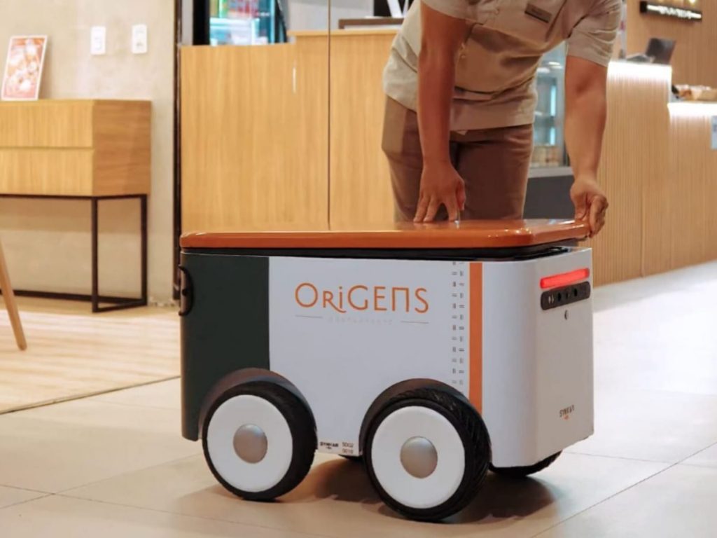 Robô é responsável pelas entregas dentro do complexo. (Foto: Divulgação)