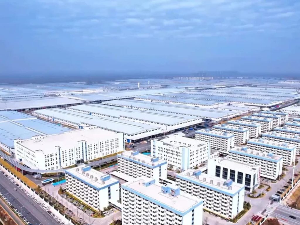 Imagens capturadas por drone mostram como está andamento dos trabalhos na fábrica da BYD. (Foto: Reprodução)