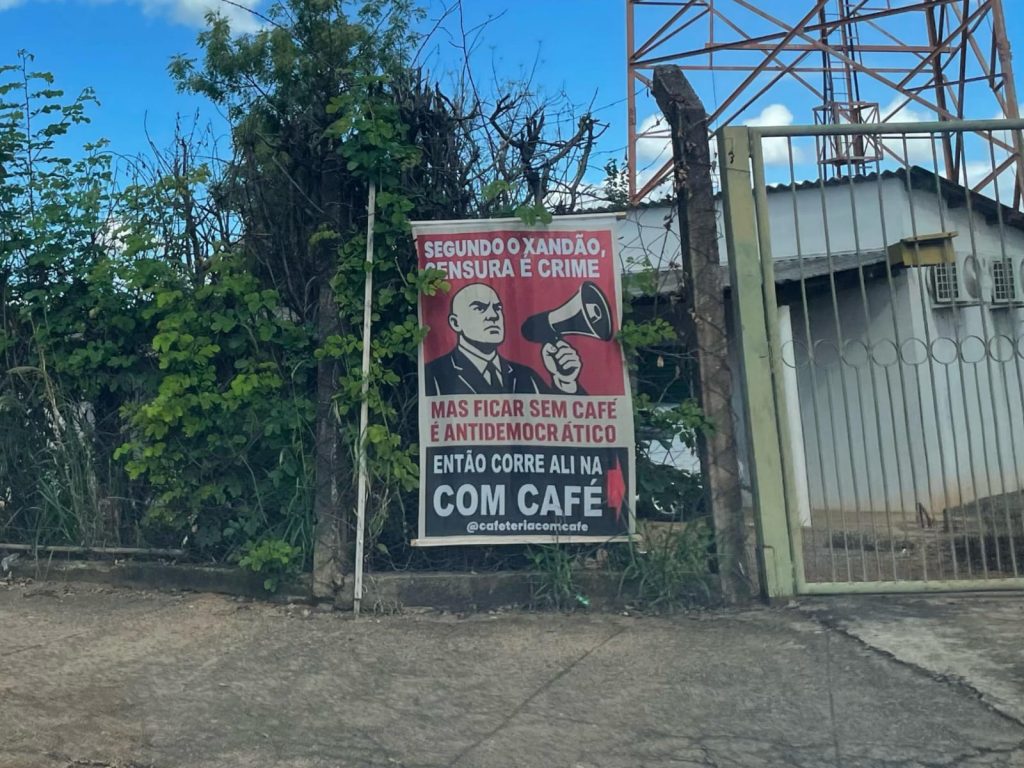 Placa com "Xandão" anunciando café foi fixada em Anápolis. (Foto: Samuel Leão)