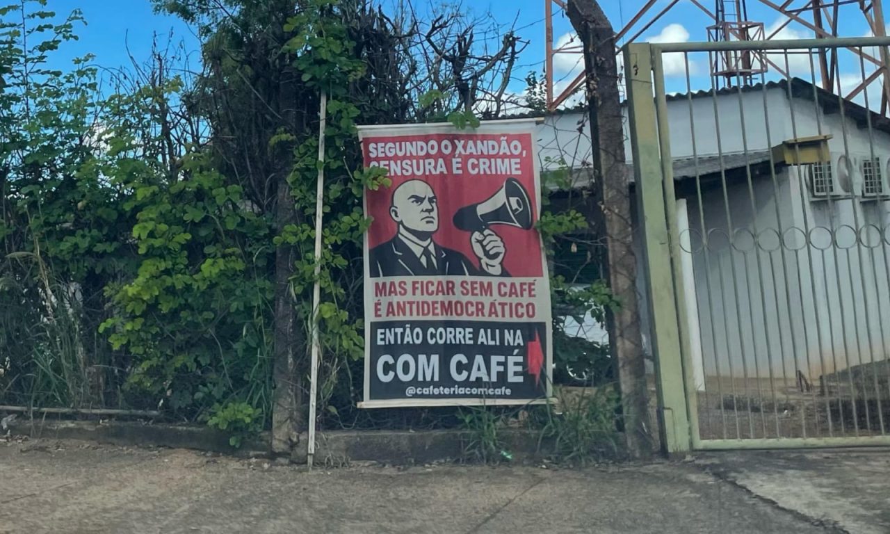 Placa com "Xandão" anunciando café foi fixada em Anápolis. (Foto: Samuel Leão)