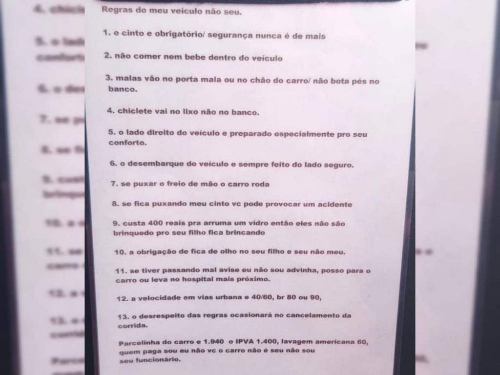 Placa foi fixada no banco de trás do carro do motorista de aplicativo. (Foto: Reprodução)
