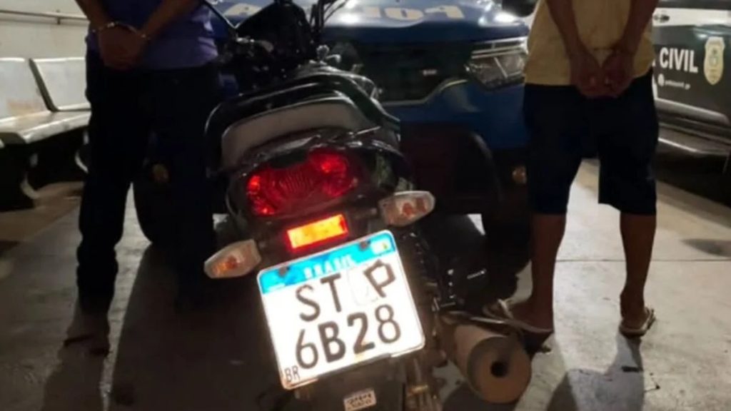 Dupla foi presa após tentarem fugir da PM com placa adulterada. (Foto: Divulgação)
