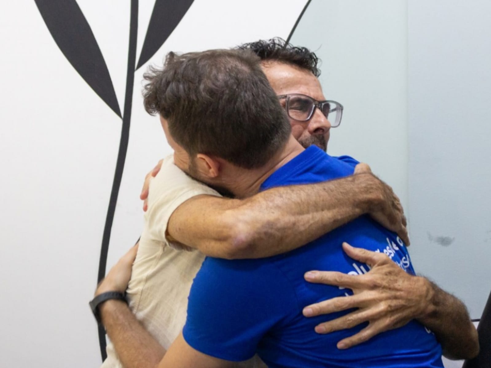 Reencontro emocionante entre pai e filho. (Foto: Divulgação/DPE)