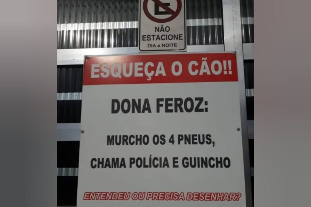 Placa na porta de casa chama atenção dos motoristas: “dona feroz”