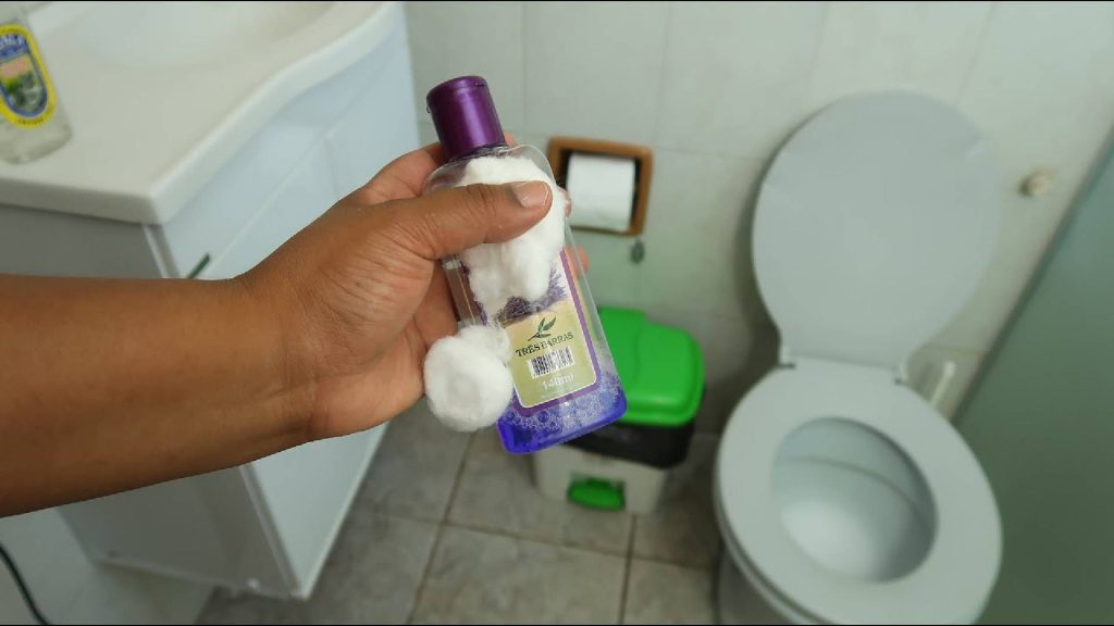 Truque com apenas 1 ingrediente para dar adeus ao cheiro ruim na lixeira do banheiro