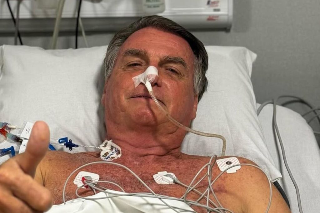 Bolsonaro vai para o quarto após cirurgia de desobstrução intestinal, diz ex-primeira-dama