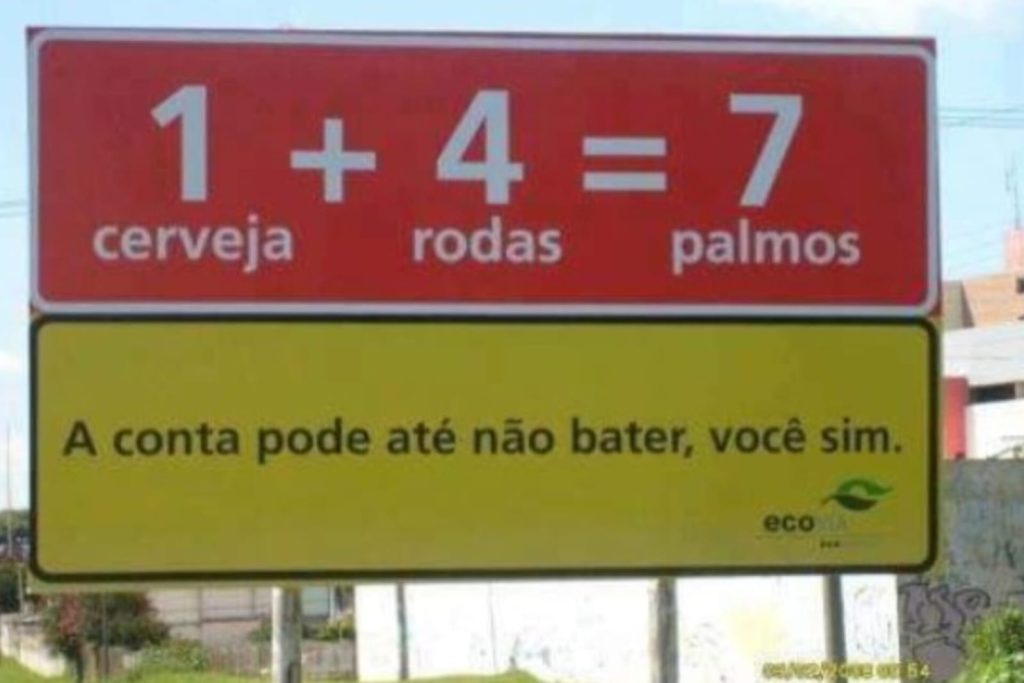Placa chama atenção de motoristas que passam por rodovia: “crítica social séria”