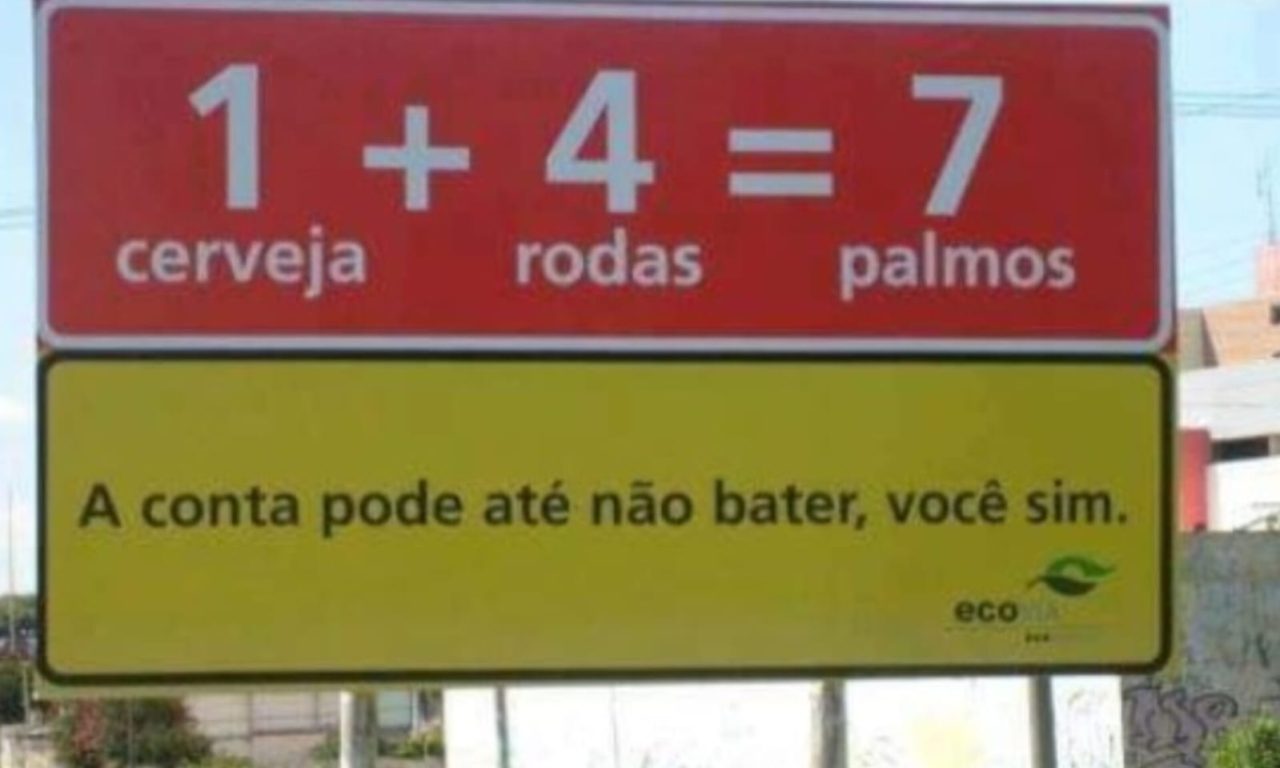 Placa chama atenção de motoristas que passam por rodovia: “crítica social séria”