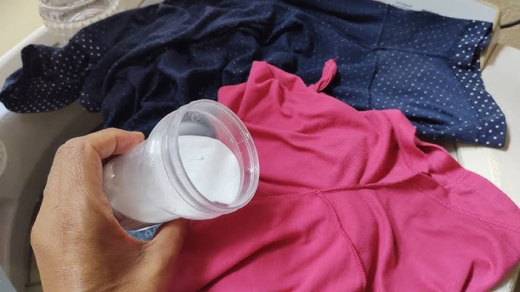 6 soluções para se livrar do cheiro de suor da roupa