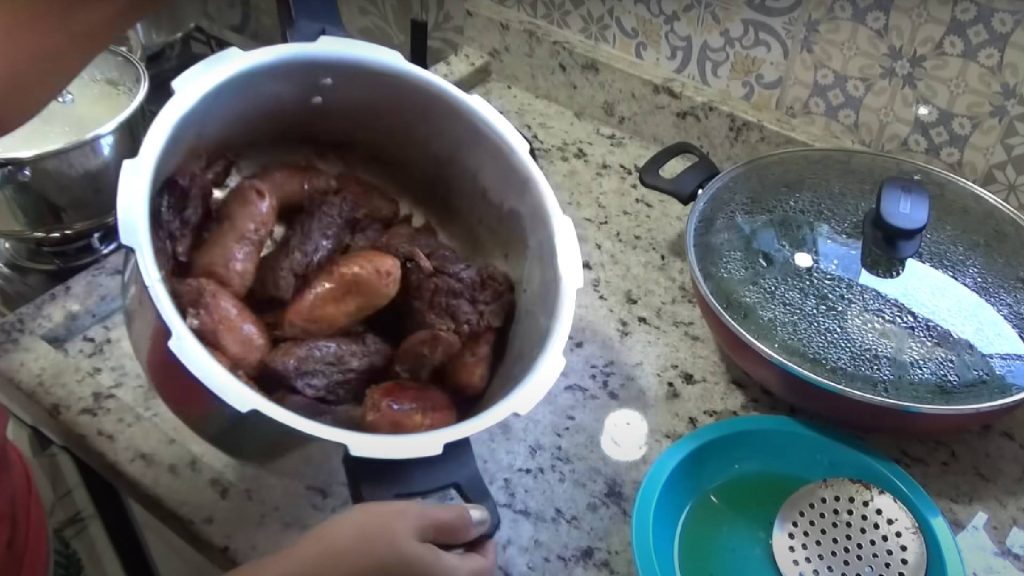 Não é no microondas, nem no freezer: o melhor lugar para guardar a carne que sobrou na panela