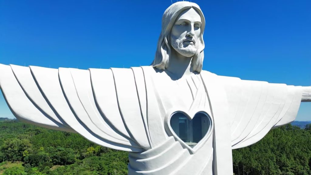Não é no Rio de Janeiro: saiba onde fica a maior estátua de Cristo do mundo
