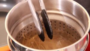 Como ferver o macarrão do jeito certo (não vai mais ficar grudento)