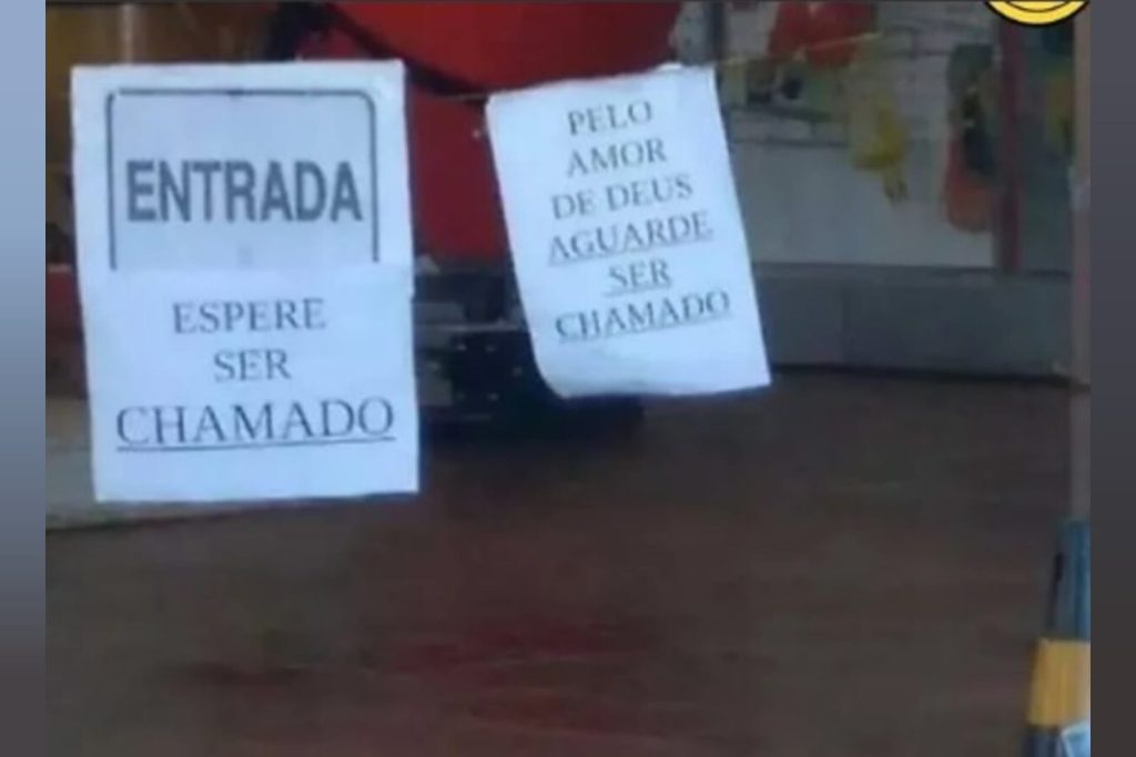 Placa desesperada chama atenção de clientes: "pelo amor de Deus"