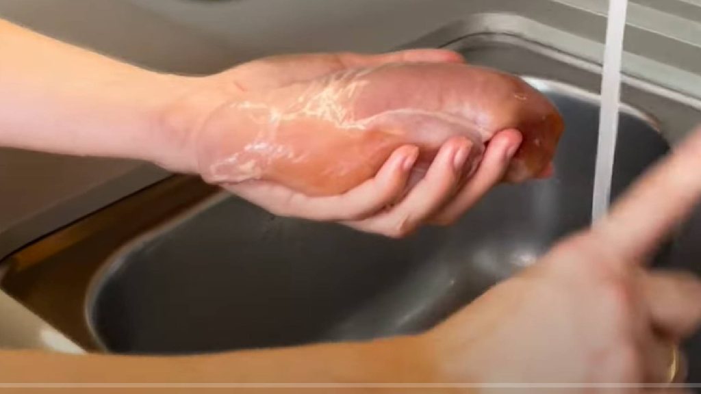 Prática comum entre as donas de casa pode representar um risco para a saúde