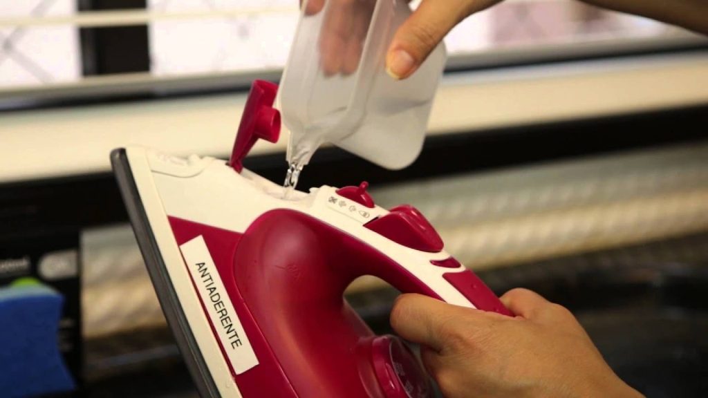 Como limpar o ferro de passar roupa e deixá-lo como novo