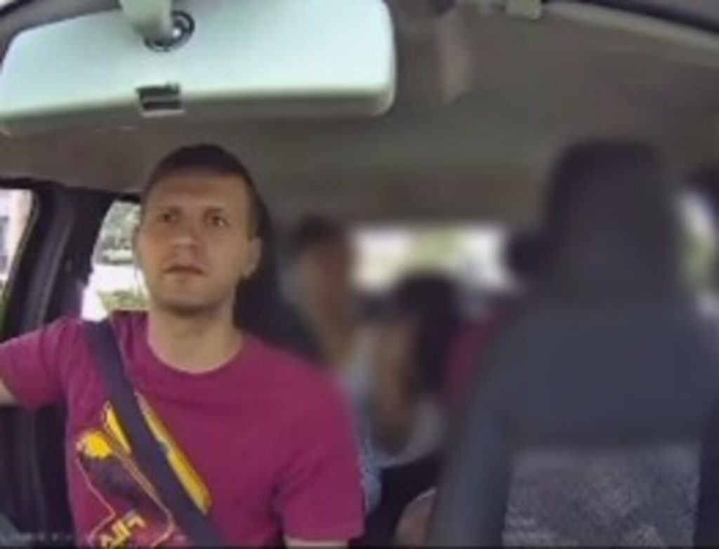 Motorista de aplicativo toma atitude extrema ao perceber o que passageiro havia feito