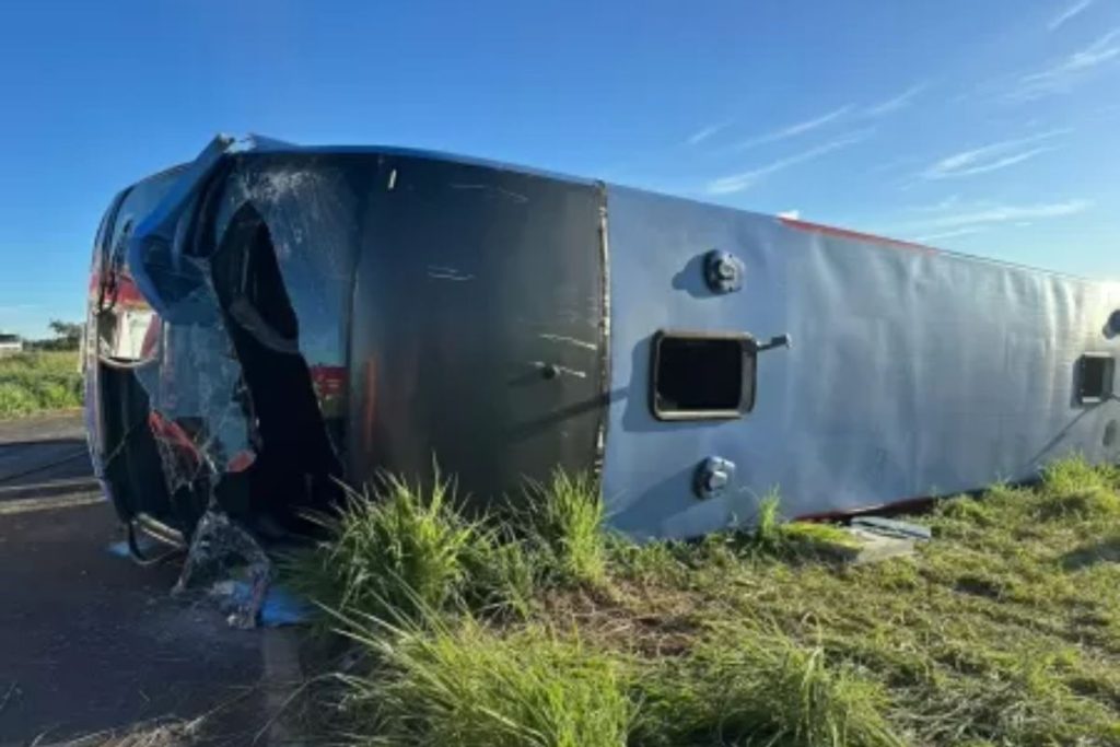Ônibus saído de Anápolis capota e deixa ao menos 10 mortos