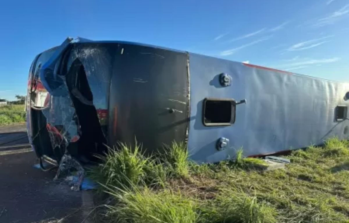 Ônibus saído de Anápolis capota e deixa ao menos 10 mortos