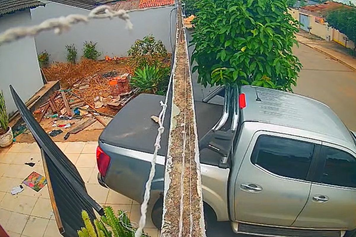 Após ‘rompimento’ de sociedade, empresário derruba portão da casa do filho em Aparecida de Goiânia