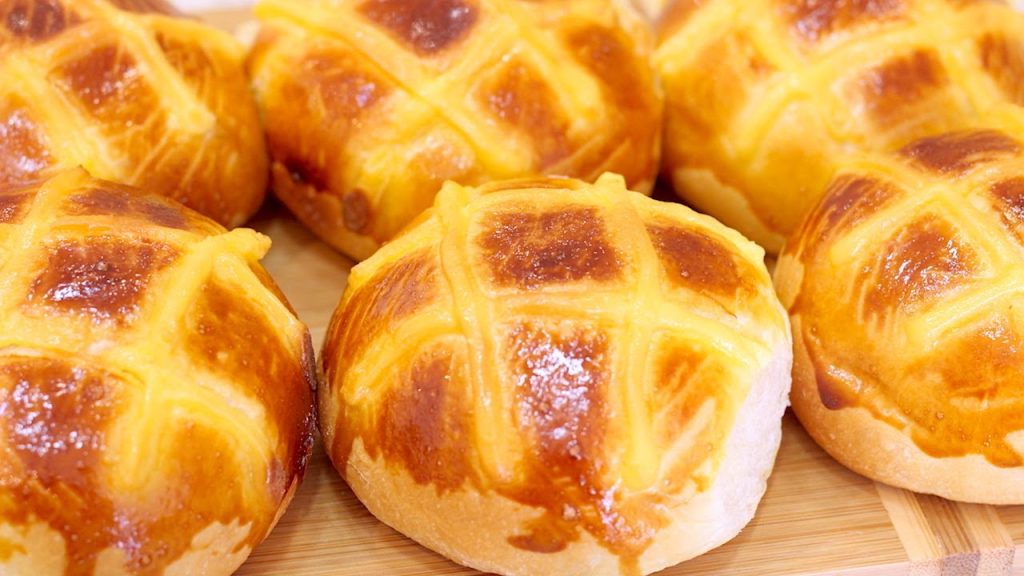 Com apenas 4 ingredientes, pão caseiro não precisa sovar e fica uma delícia