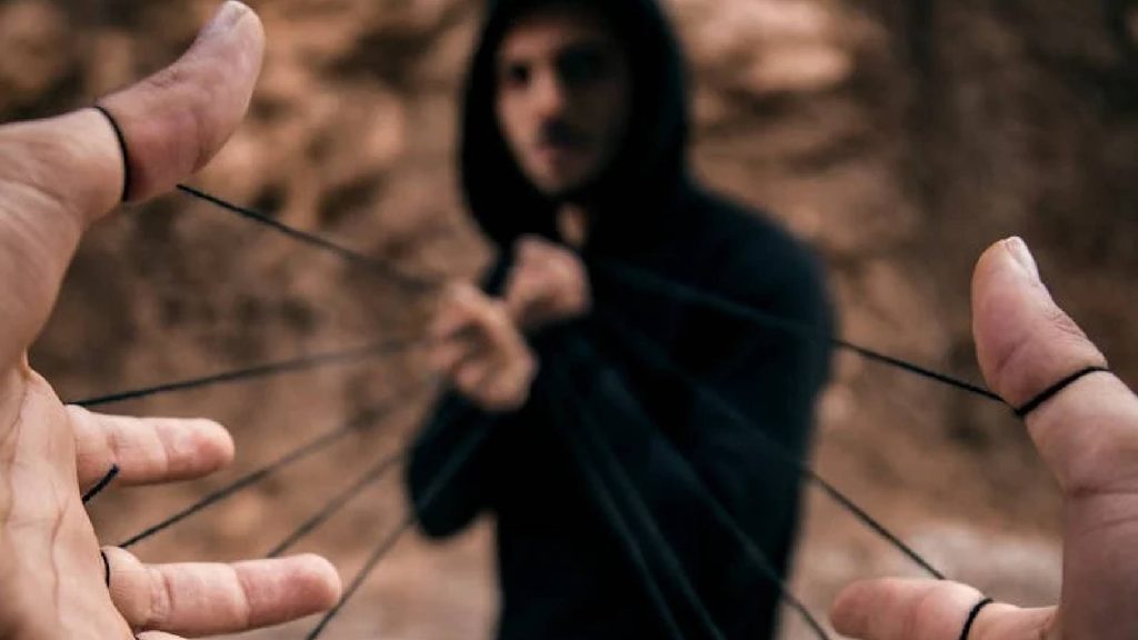 6 características que uma pessoa demonstra quando está manipulando outra