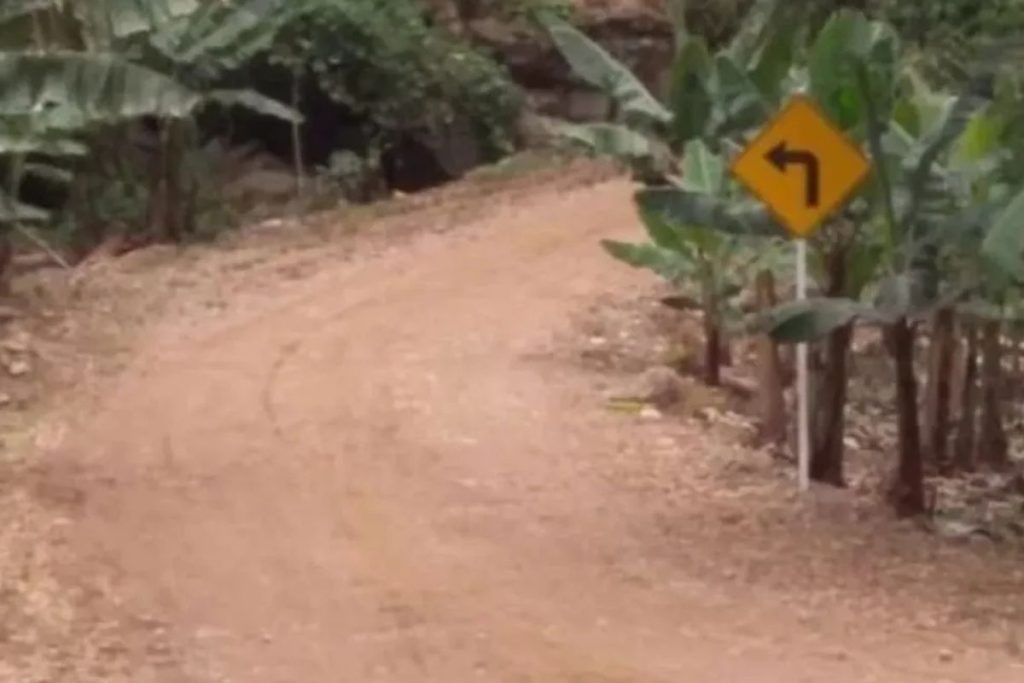 Placa chama atenção com orientação “contraditória”