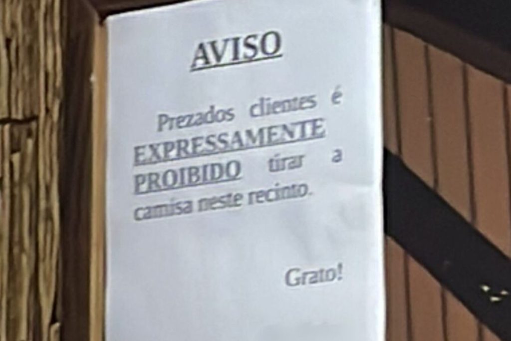 Placa em Goiânia chama atenção com proibição inusitada