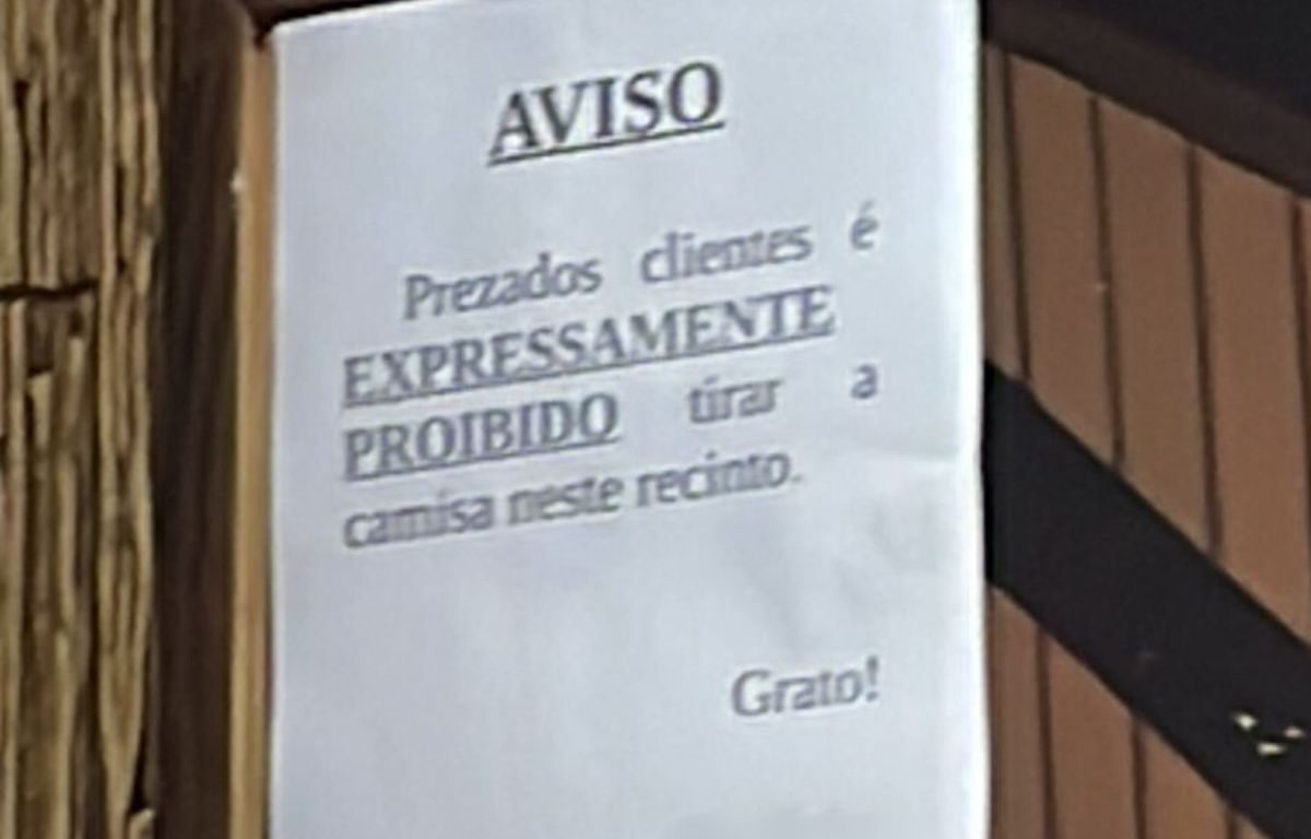 Placa em Goiânia chama atenção com proibição inusitada