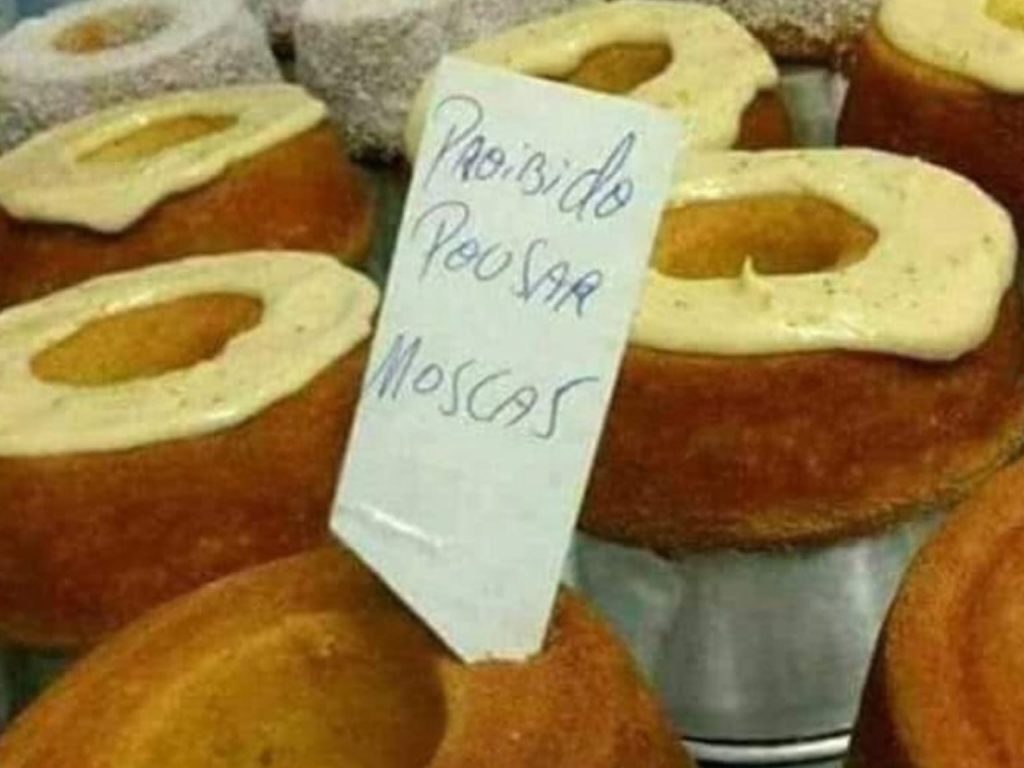 Placa com aviso para moscas chama atenção em padaria: “humanos burros”