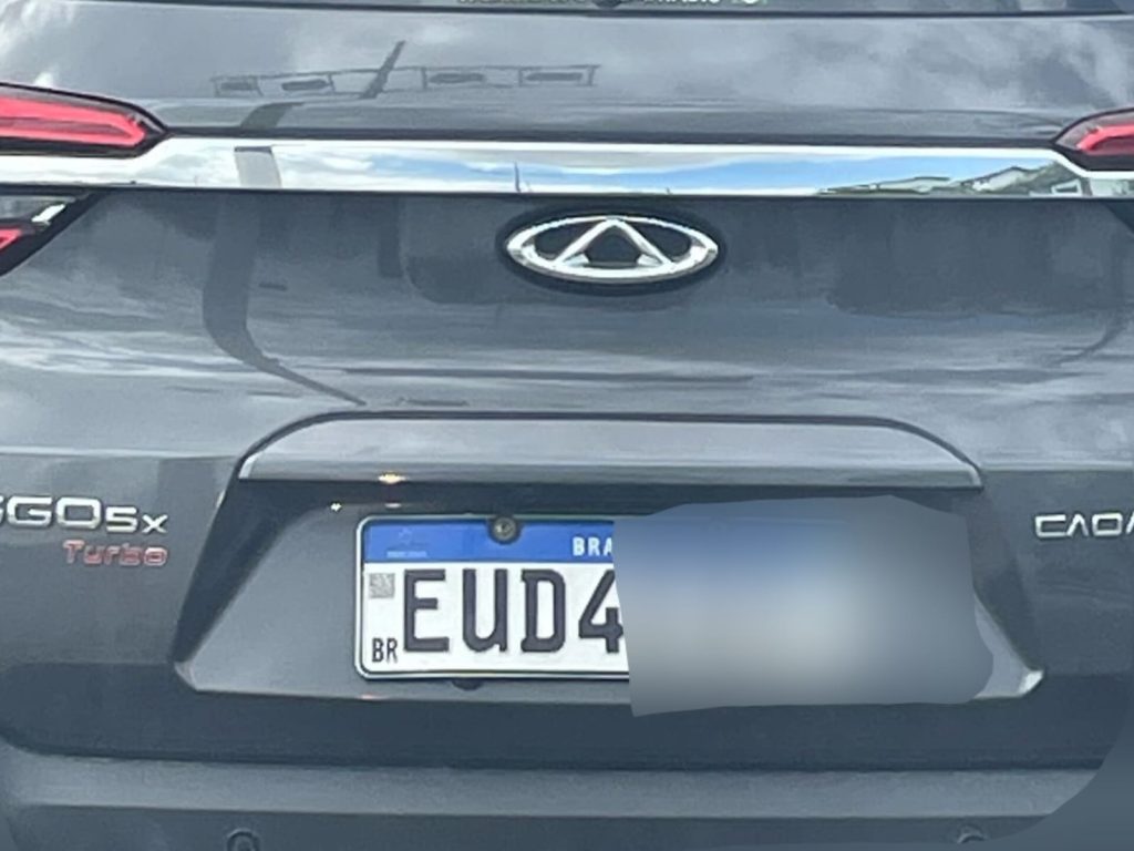 Placa chama atenção de quem está dirigindo e para o trânsito do Centro da cidade