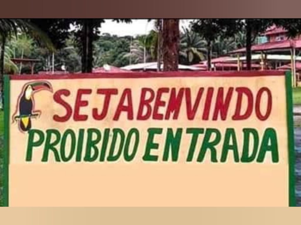 Placa contraditória chama atenção de visitantes: “pelo menos tá educado”